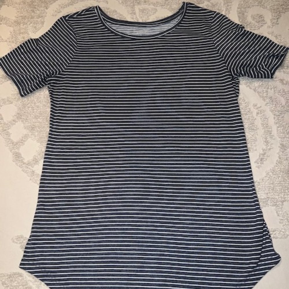 Super soft, striped tee, size small!